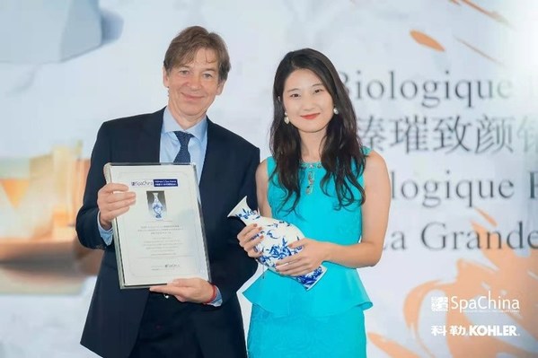 嘉宾 Mr.Graham Earnshaw 为 Biologique Recherche 品牌大中华区总经理 Jessie Zhang 女士颁奖